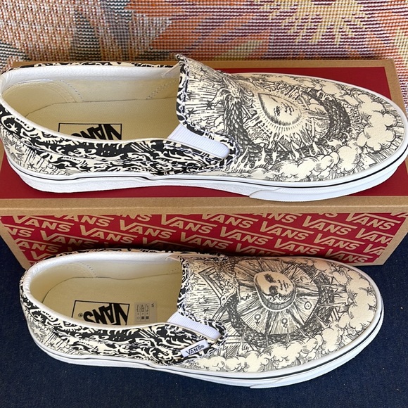 Vans WMNS Classic Slip-0n
(Ouroboros) Black/Tr Wht
VN0A4U38WT8
Sneakers - Picture 5 of 16